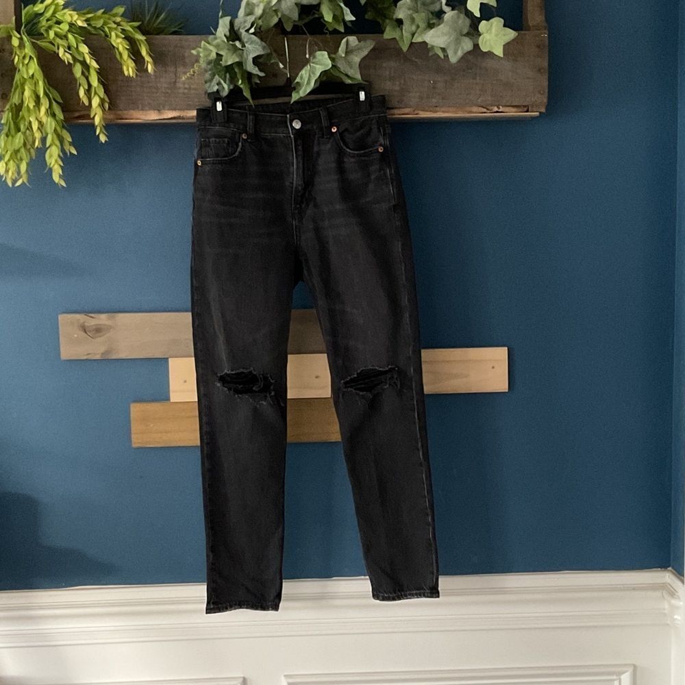American Eagle Outfitters Strigid RippedJeans. EUC Size O short HR